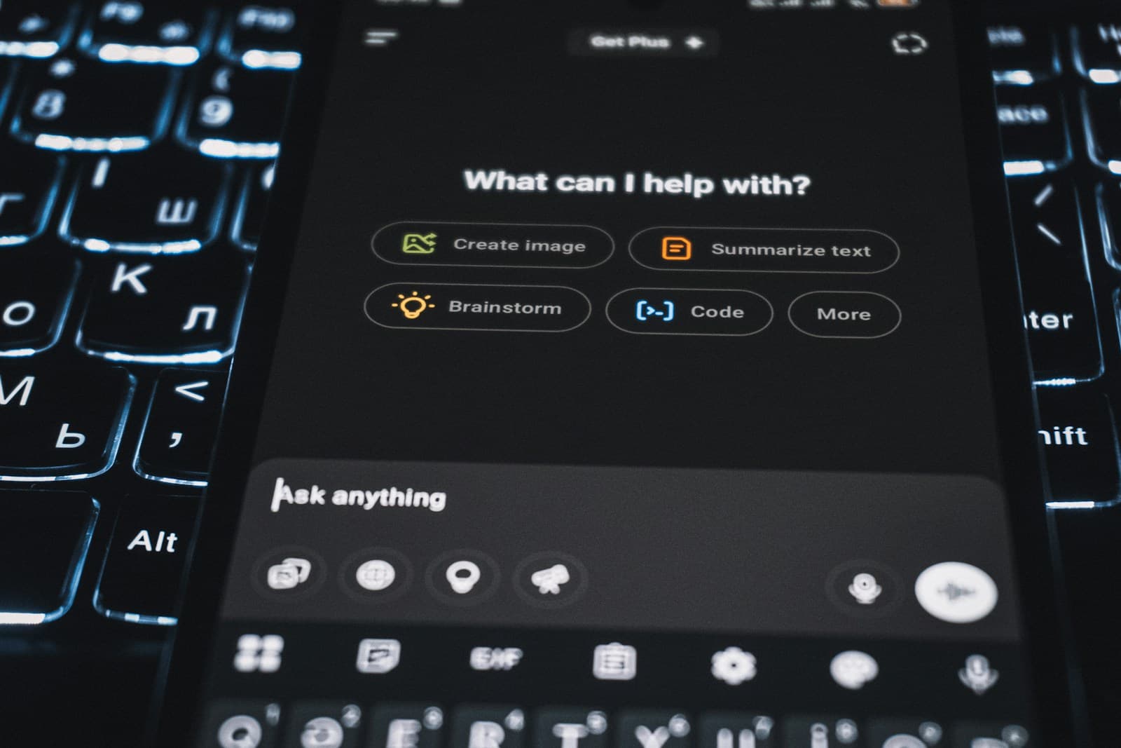 AI-ассистент на смартфоне: чат-боты, мини-приложения и автоматизация клиентских сценариев